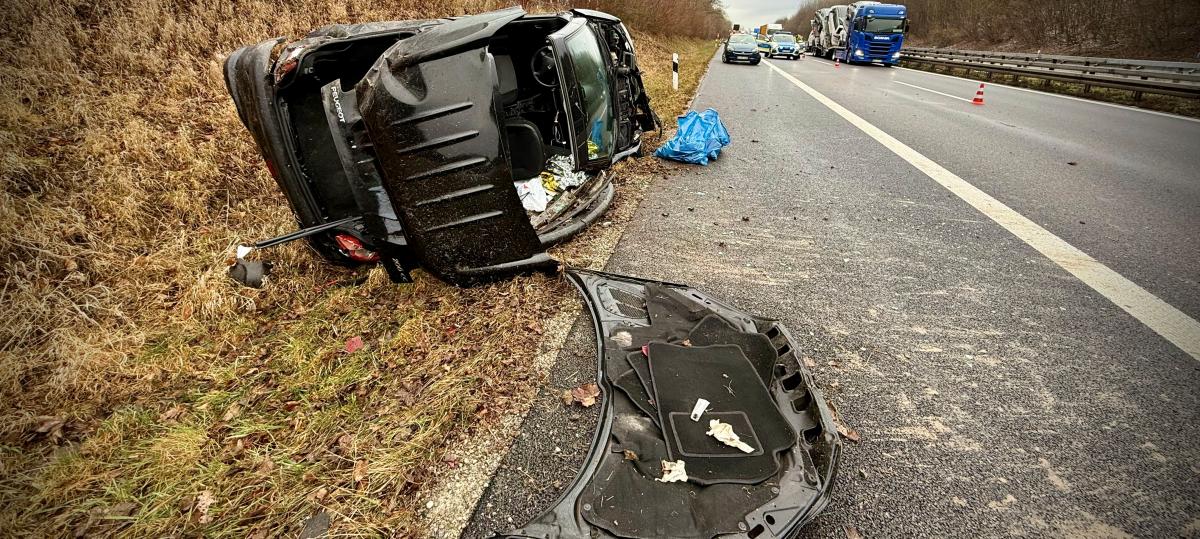 60-Jähriger wird aus dem Auto geschleudert: B28 nach schwerem Unfall zeitweise gesperrt