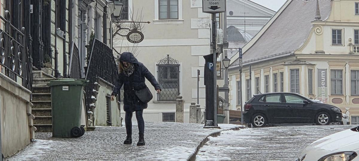 Glatte Straße in Neuburg: Schule am Nachmittag fällt teilweise aus