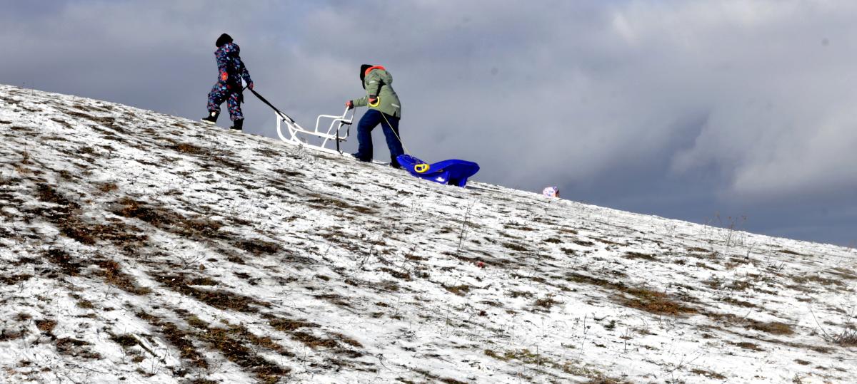 Knochenbrüche und Platzwunden: Rodel-Wochenende bringt mehr Kinder in Augsburger Notaufnahmen