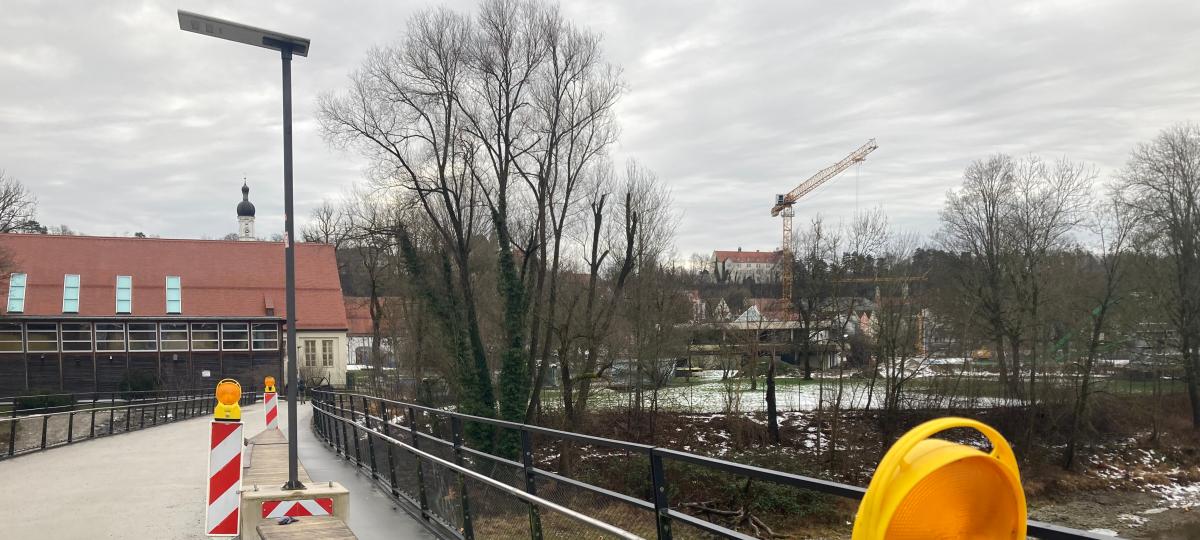 Was macht eine einsame Baustellenlaterne auf dem Lady-Herkomer-Steg in Landsberg?
