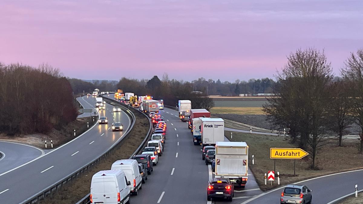 Unfall-im-Berufsverkehr-Mehrere-Fahrzeuge-kollidieren-auf-B2