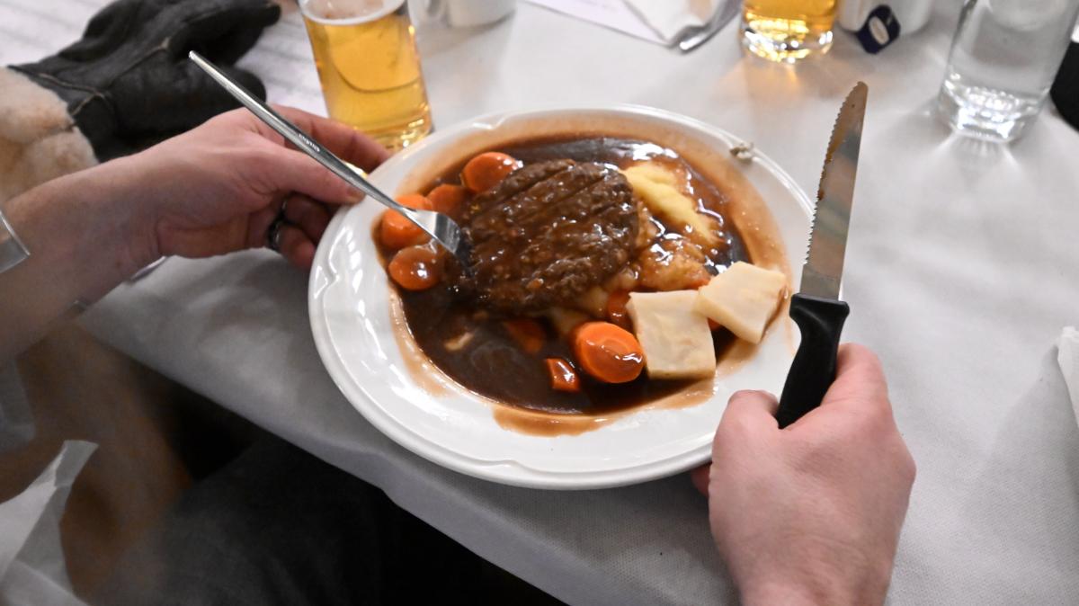 Tierwohl-Politik-debattiert-ber-Haltungsformen-und-wie-Fleisch-gekennzeichnet-werden-muss