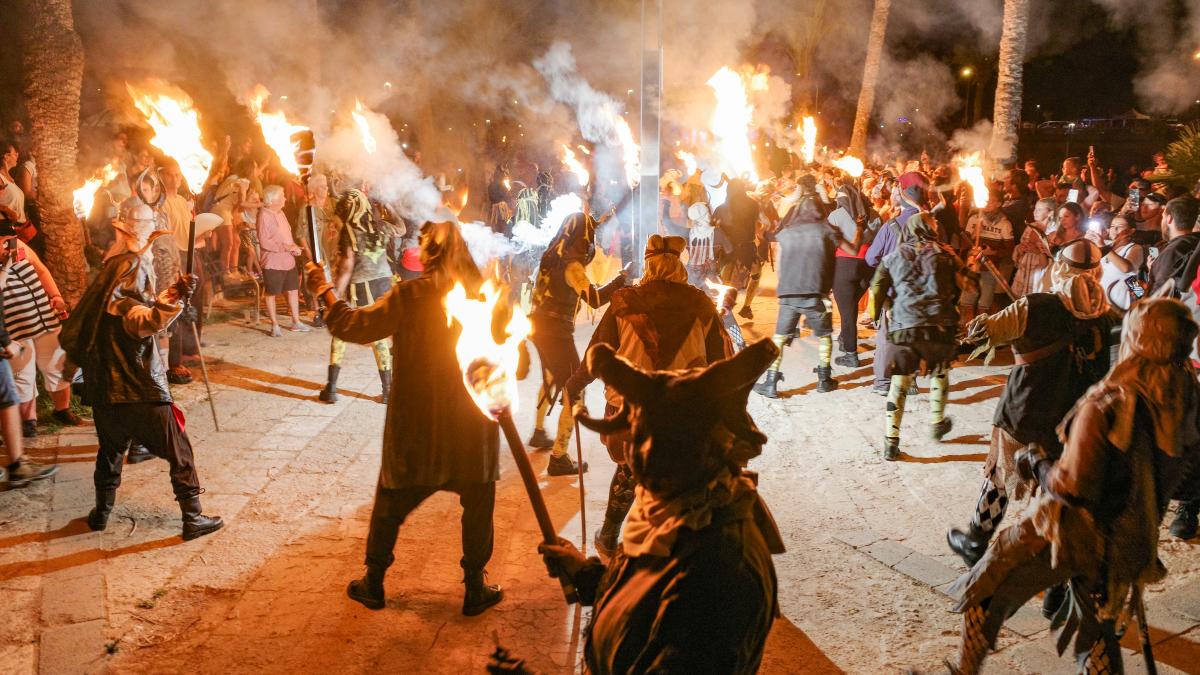 Sant-Antoni-auf-Mallorca-Feuer-D-monen-und-gesegnete-Tiere-das-ist-rund-um-den-Feiertag-geboten