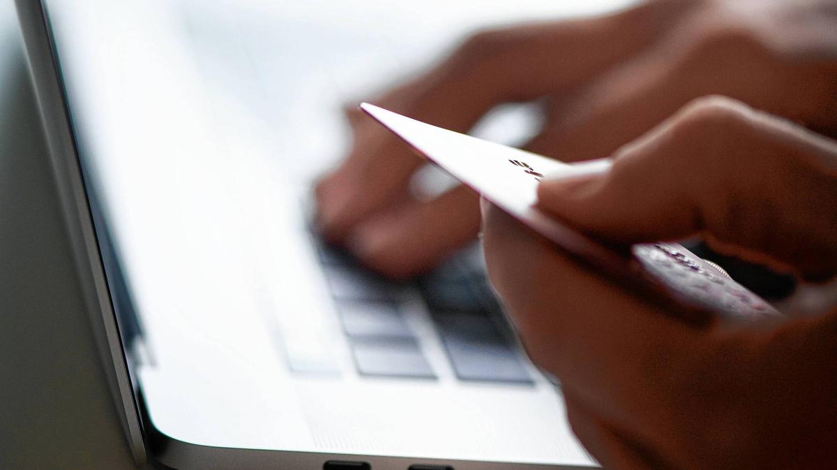 Frau-aus-dem-Kreis-Dillingen-wird-Opfer-von-Betr-gern-Polizei-warnt-und-gibt-Tipps