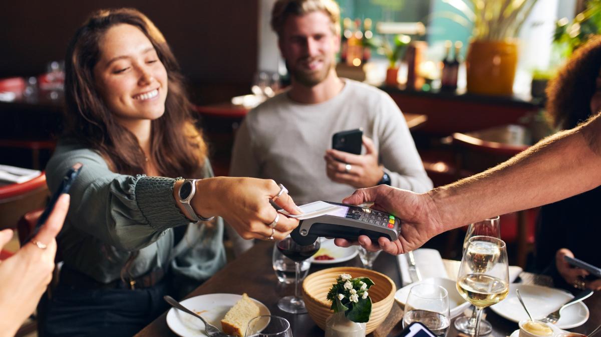 Pro-und-Contra-Mit-Freunden-im-Restaurant-genau-abrechnen