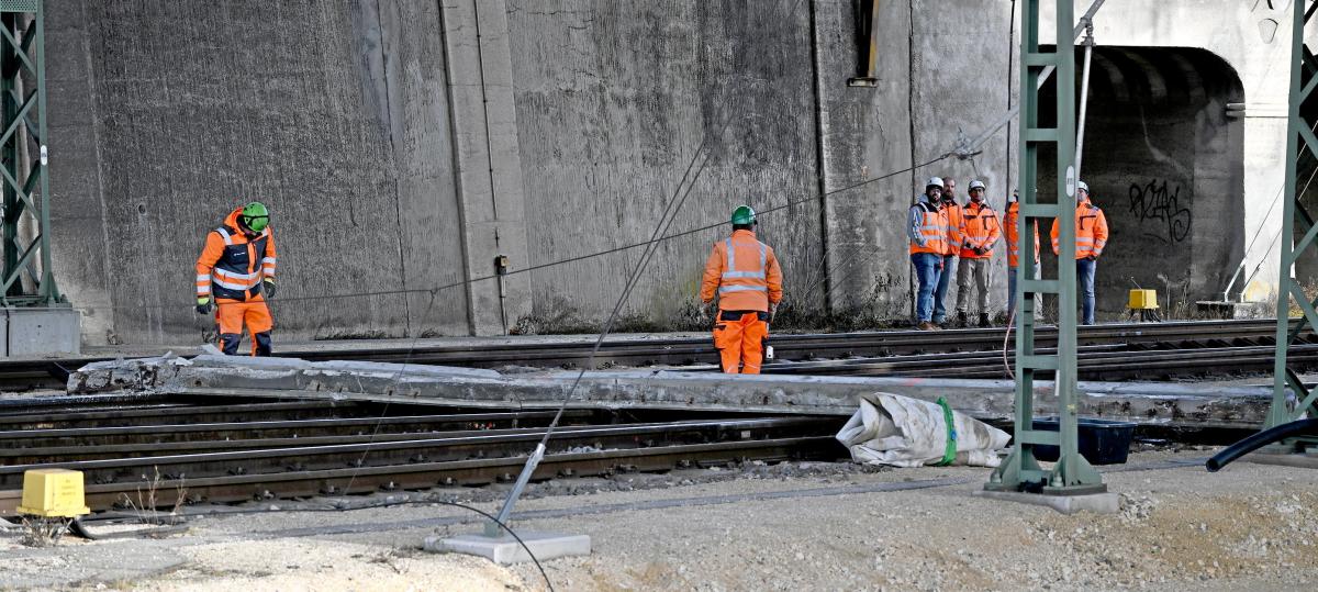So marode ist die Wallstraßenbrücke wirklich: Sieben-Tonnen-Bauteil stürzt auf die Gleise