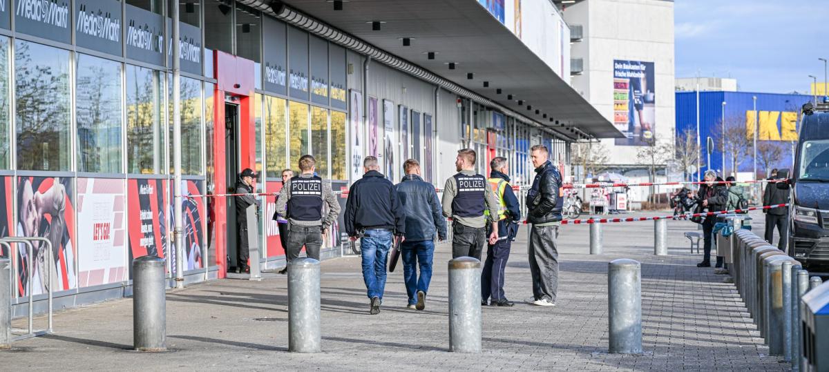 Messerangriff im Media Markt: Die Fotos vom Polizeieinsatz in der Blaubeurer Straße