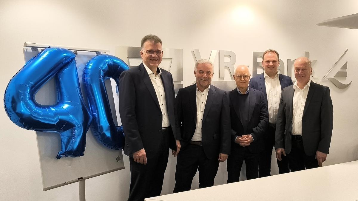 40-Jahre-bei-der-gleichen-Bank-Vorstand-Albert-R-sch-feiert-Jubil-um