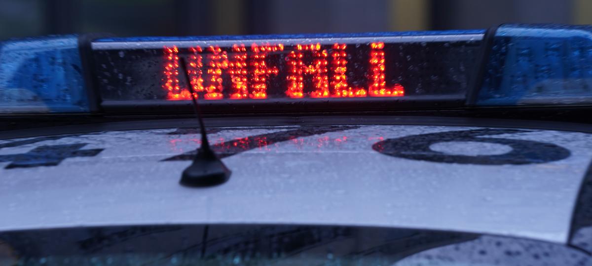 Gas- und Bremspedal verwechselt: Autofahrerin streift Fußgänger