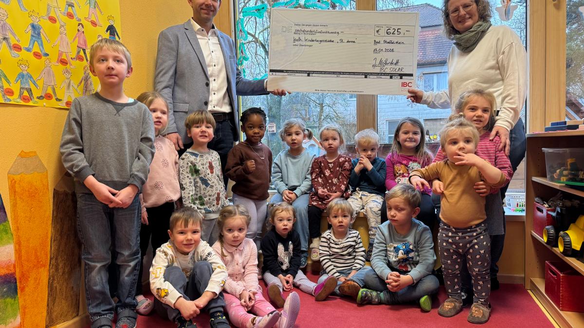 Gro-e-Dankbarkeit-in-der-Kita-St-Anna-IBC-Solar-spendet-und-schenkt-ein-besonderes-Windrad