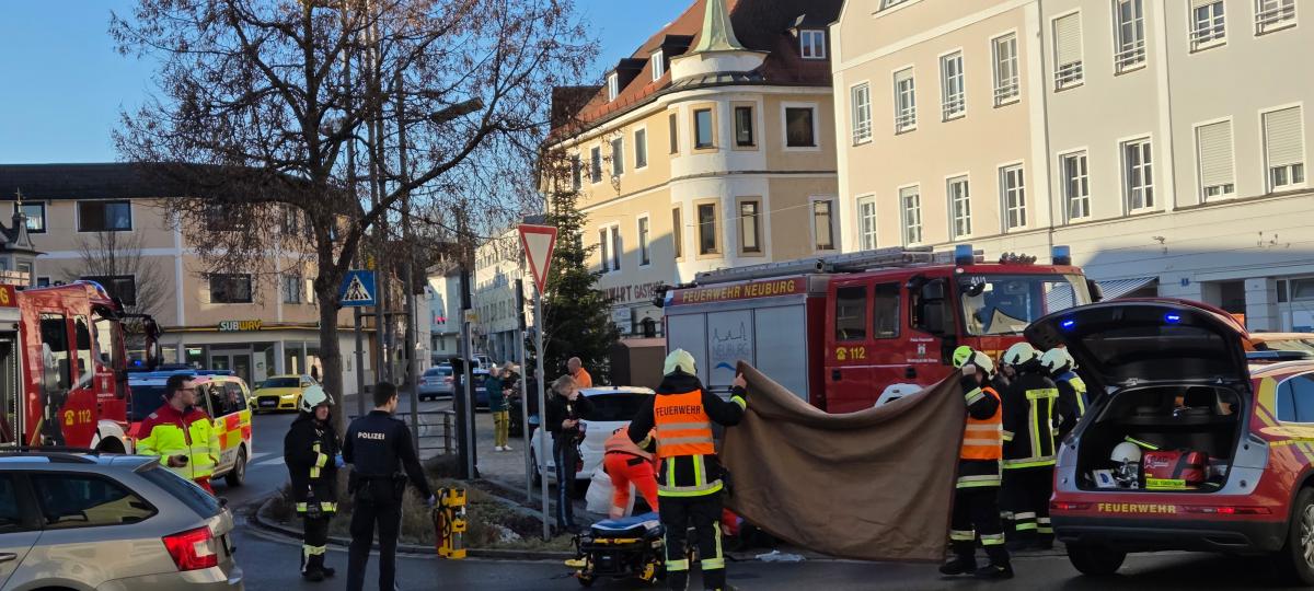 Großeinsatz am Oswaldplatz: Renter prallt mit Auto gegen Hauswand