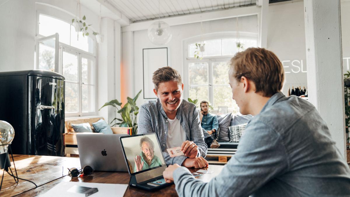 nicht-fertig-M-nchner-Startup-Enna-bringt-Senioren-mit-einem-einfachen-Ger-t-in-die-digitale-Welt-warum-Teilhabe-so-wichtig-ist