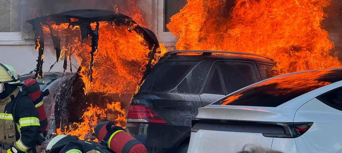 Auto brennt lichterloh in Offenhausen