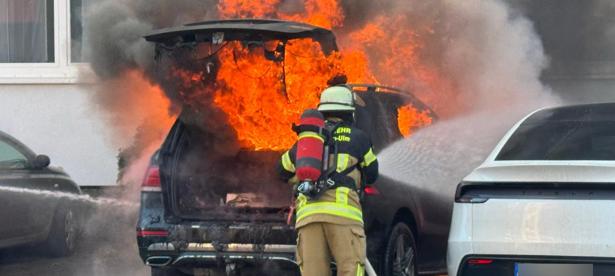 Auto-Brand in Offenhausen: Die Fotos vom Feuerwehreinsatz
