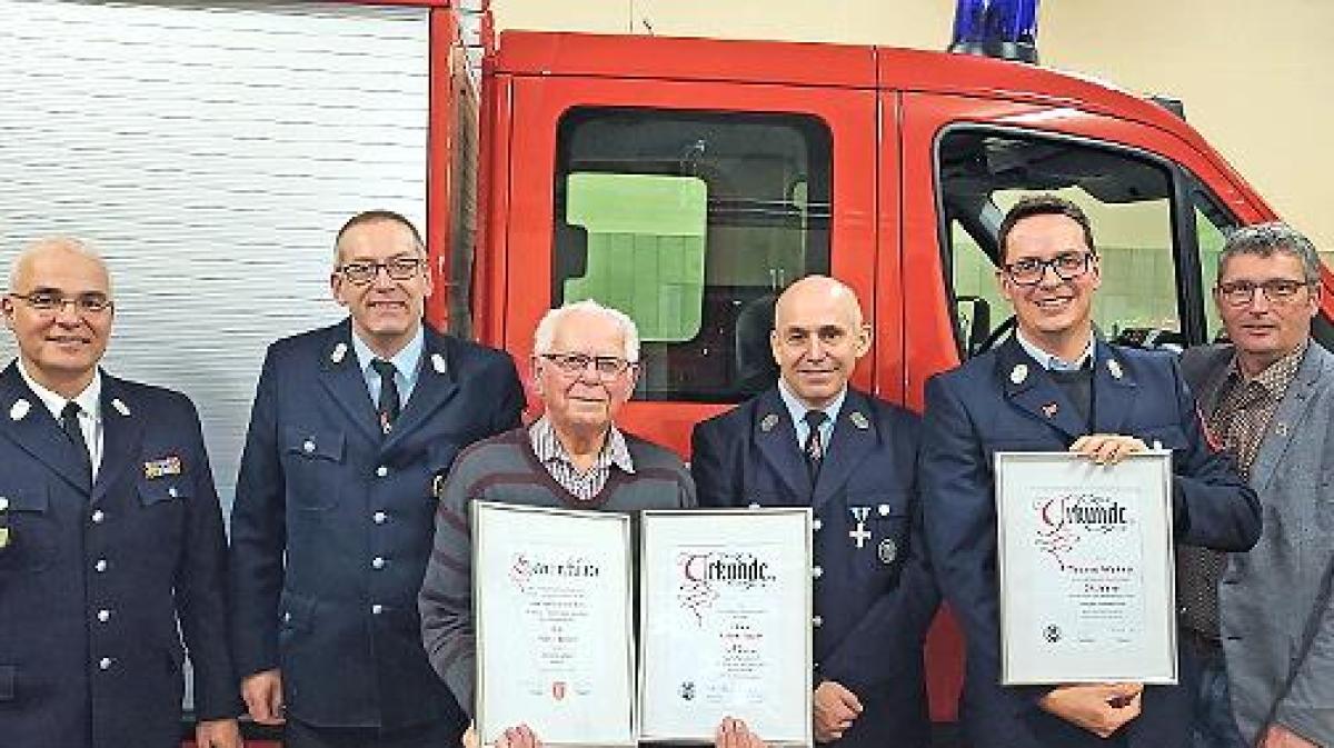 Neues-Ehrenmitglied-der-Feuerwehr-Roth
