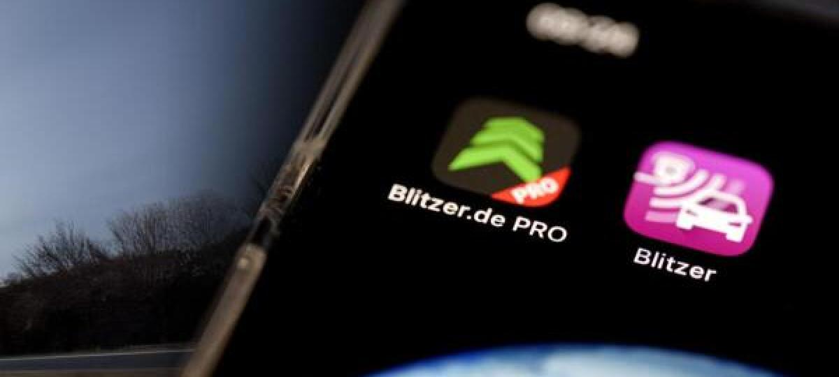 Blitzer-App während Autofahrt: Polizei-Kontrolle endet mit Bußgeld