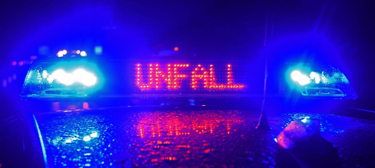 Flüchtiger Autofahrer wird bei Frontalzusammenstoß schwer verletzt