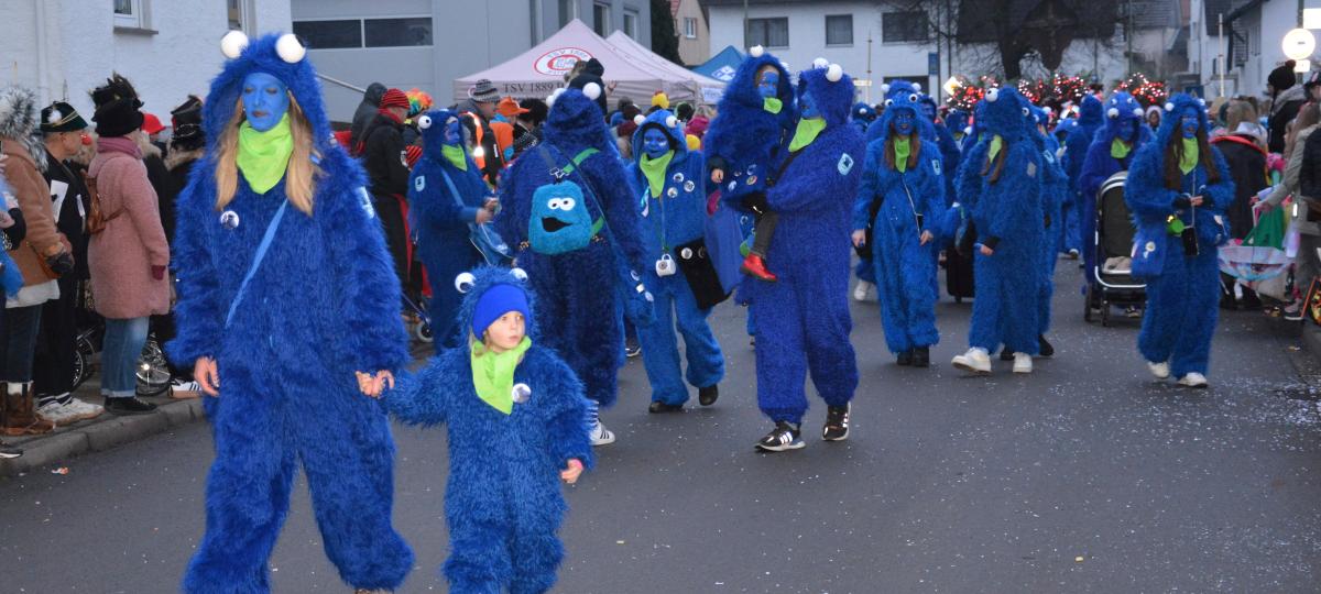 Von Hexen zu Krümelmonstern: 38 Fußgruppen sorgen für närrische Momente beim Narrensprung in Buch