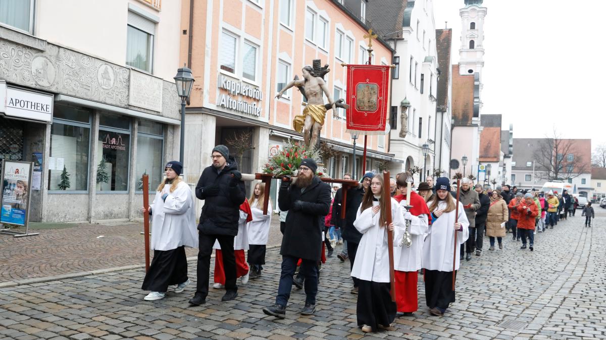 Viele-Menschen-gedenken-bei-der-Sebastiansprozession-des-Aichacher-Stadtheiligen