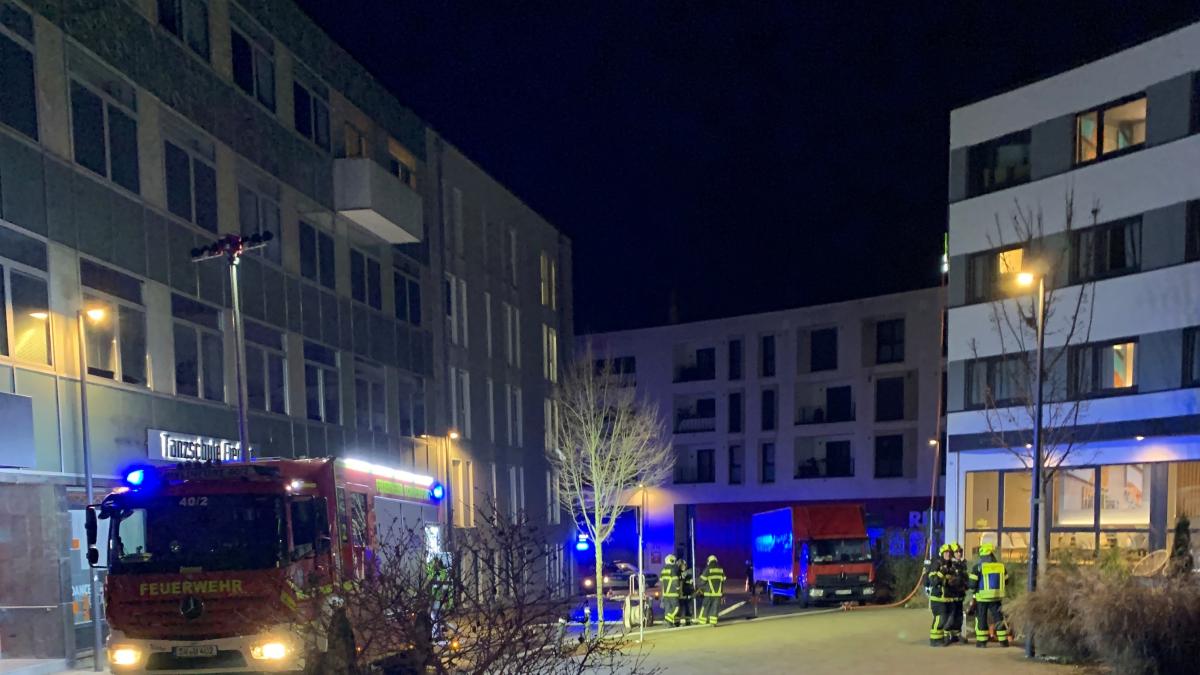 Gro-einsatz-in-Schweinfurt-wegen-Zimmerbrand-in-Hotel-Feuerwehren-rettet-einen-Gast-mit-der-Drehleiter