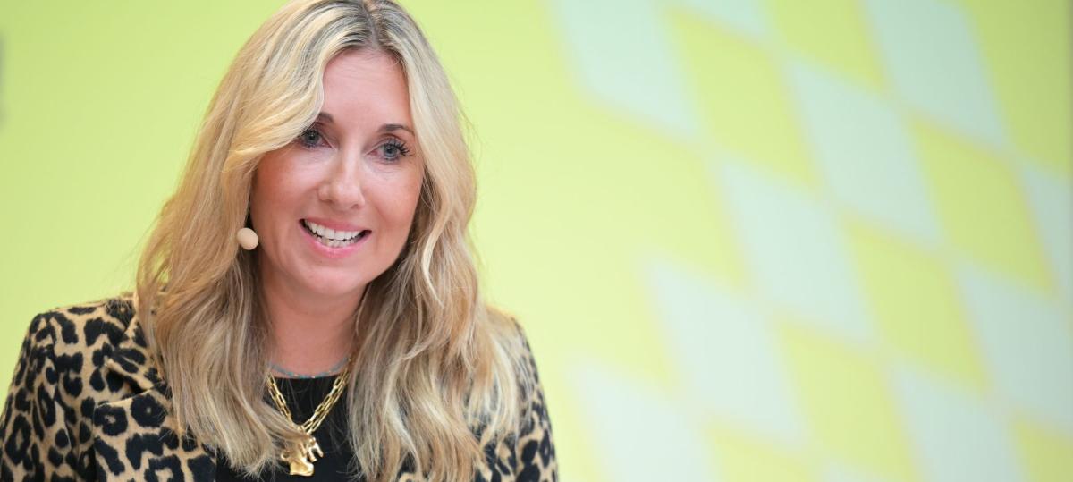 Schulministerin Stolz will Hightech und Herzensbildung an Bayerns Schulen