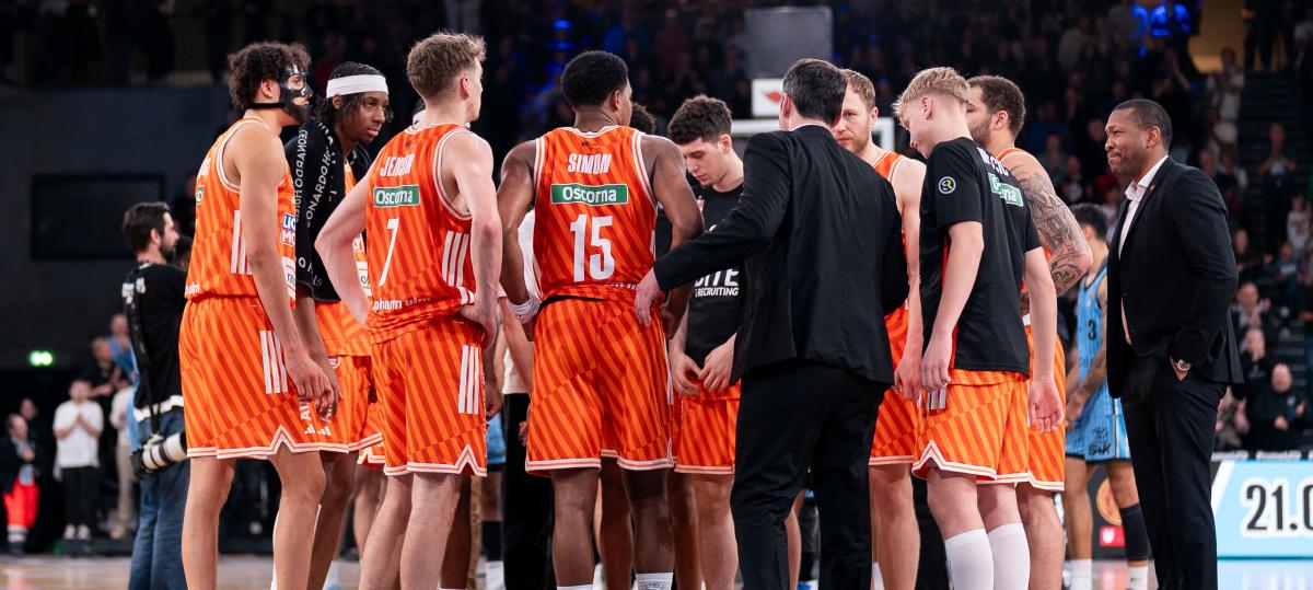 Vor dem nächsten Eurocup-Spiel ist der Kreis der Ulmer Basketballer klein geworden