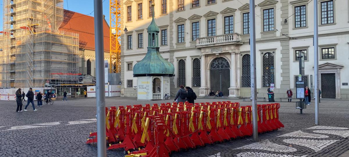 Die mobilen Sperren am Rathausplatz in Augsburg machen Überstunden