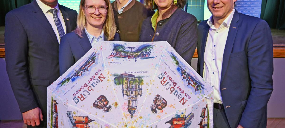 Händeschütteln, Fotos und gute Wünsche: Ilse Aigner zeigt sich in Neuburg souverän