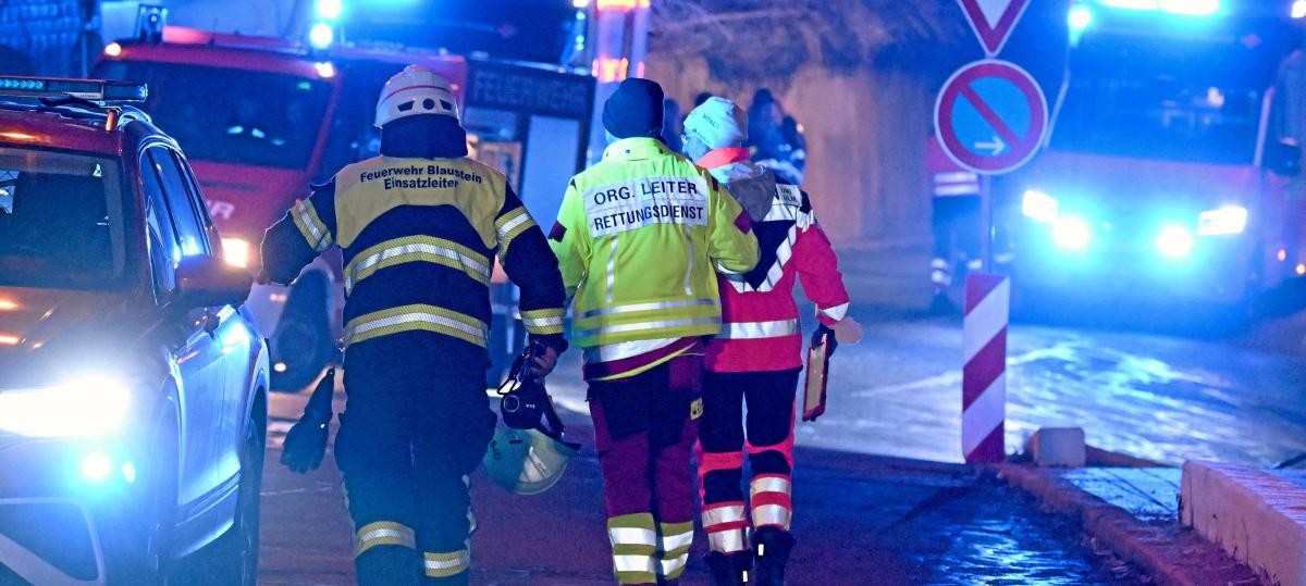 Feuerwehrleute finden leblose Person: 88-Jähriger stirbt bei Brand in Blaustein