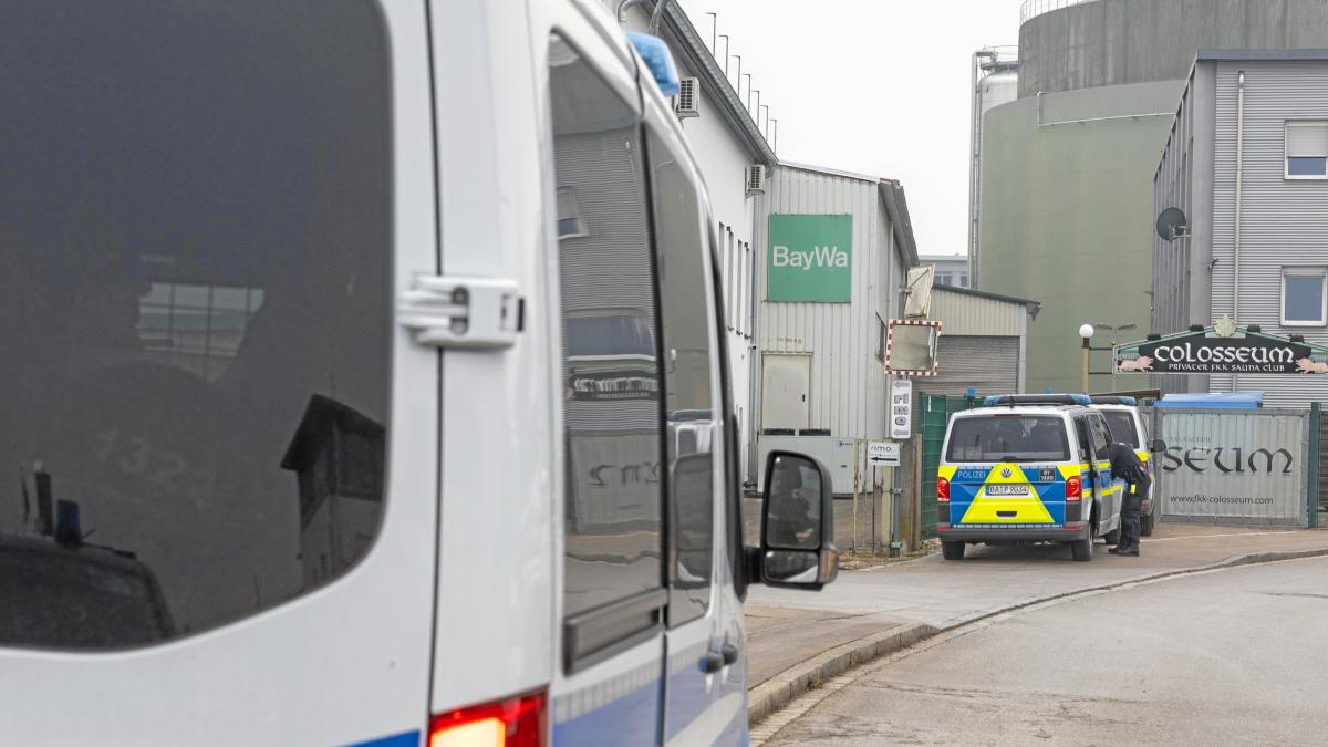 Gro-razzia-in-Augsburger-Bordell-Polizei-r-ckt-mit-mehr-als-20-Fahrzeugen-an