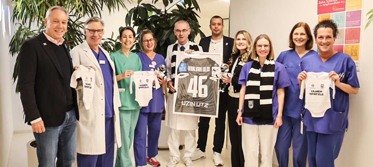 Geschenke für Neugeborene: An der Uniklinik gibt es jetzt Strampler des SSV Ulm 1846 Fußball