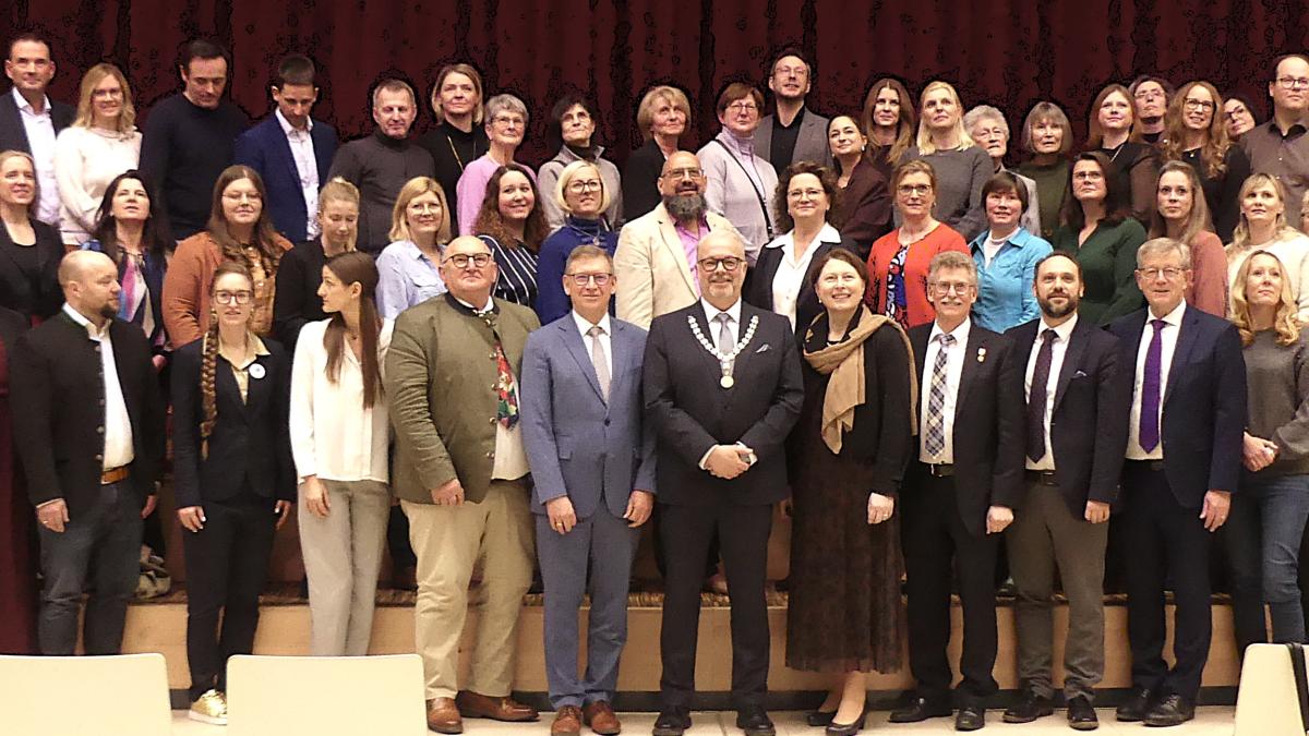 Neujahrsempfang-der-Stadt-Rain-Ehrenamt-ist-Gold-Ehrenamt-ist-toll-