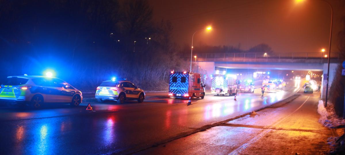 Nach Meldung durch Zugführer: Großeinsatz an Bahngleis nahe Augsburger Messe