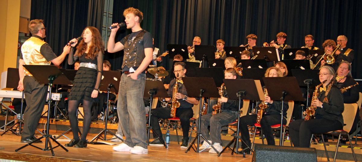 „An Tagen wie diesen“ begeistern die Musikgruppen des Kollegs