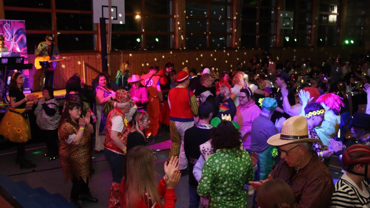 Ein-Ball-der-Vielfalt-in-Huisheim