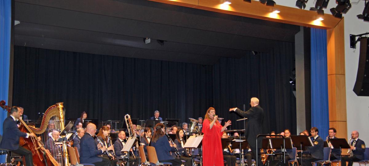 Polizeiorchester Bayern entfacht mit Swing und Esprit festliche Stimmung in Senden