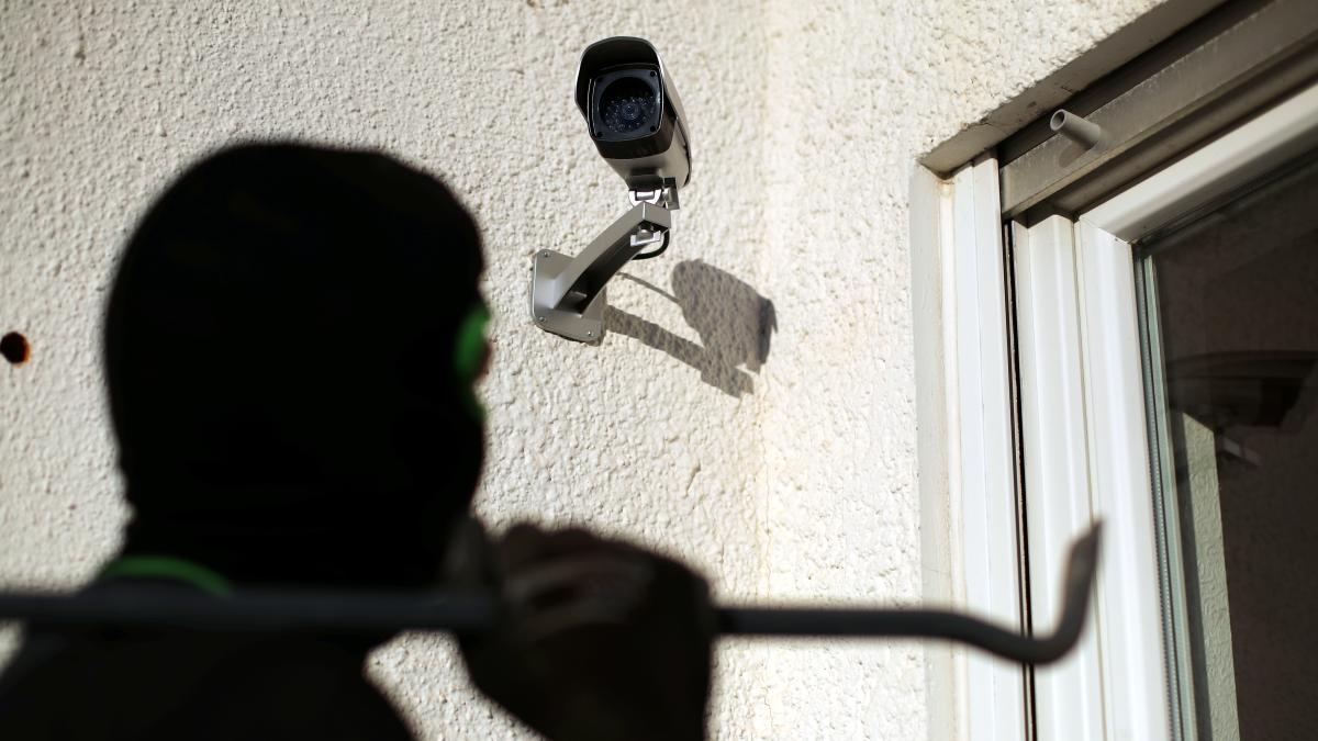 Unbekannte-dringen-in-Lager-ein-und-besch-digen-Zaunelemente