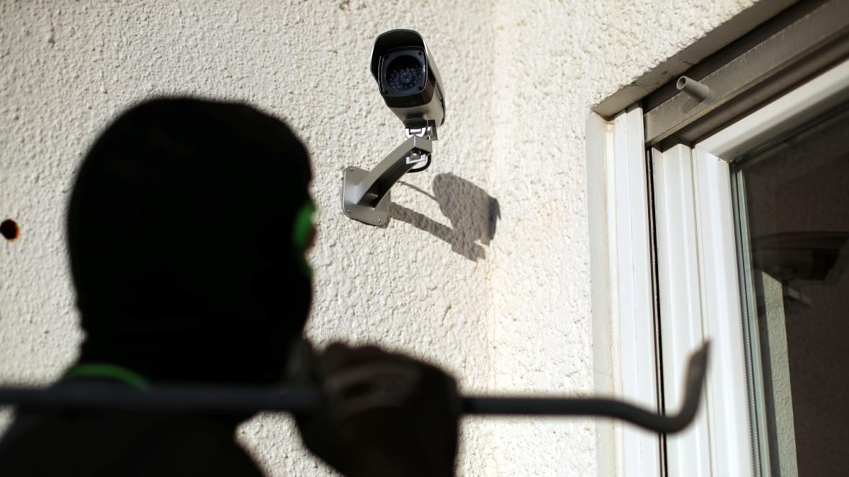 Fremder-schleicht-ums-Haus-in-Gessertshausen-und-geht-in-die-Garage