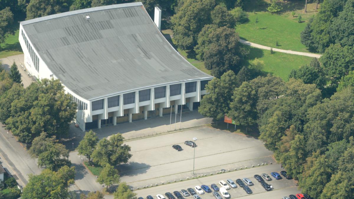 Sanierung-der-Erhard-Wunderlich-Halle-Alte-Holzb-nke-hohe-Kosten