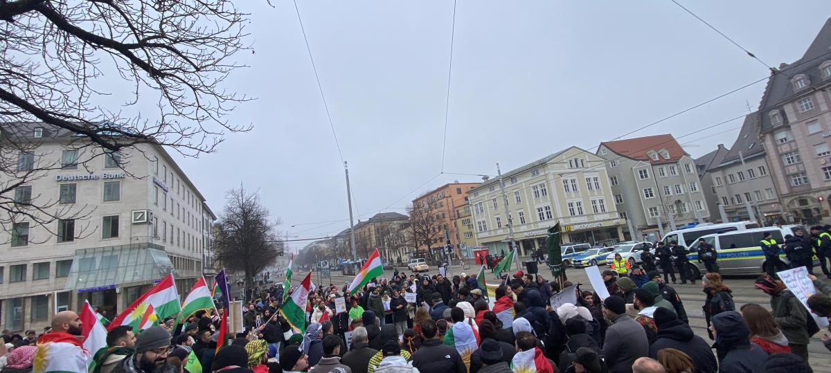Mehrere hundert Kurden gehen in Augsburg auf die Straße