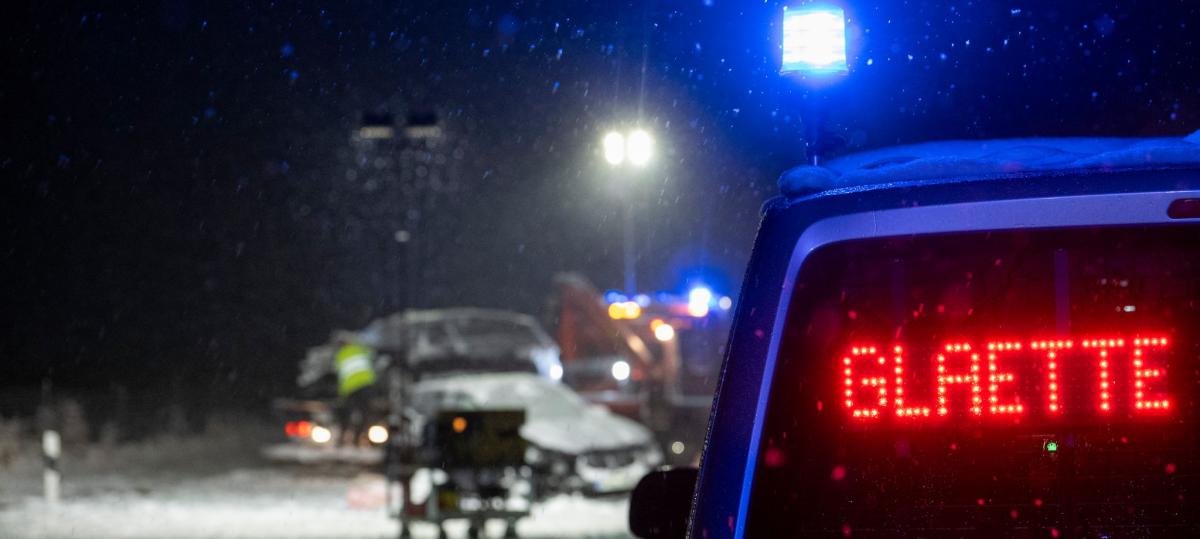 Wintereinbruch führt zu Unfällen auf Bayerns Straßen: So ist die Lage am Montagmorgen