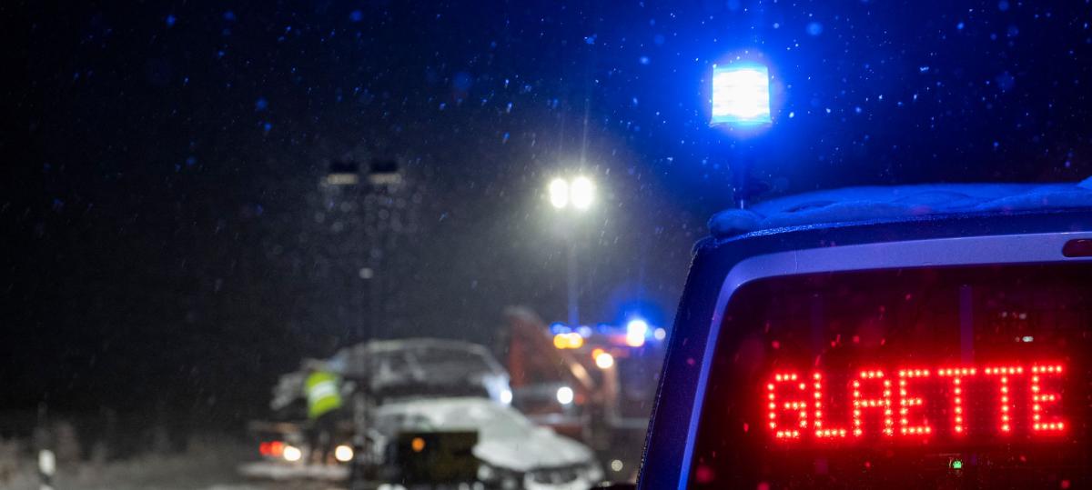 Schwerverletzte und Sperrungen: Wintereinbruch führt zu zahlreichen Unfällen auf Bayerns Straßen