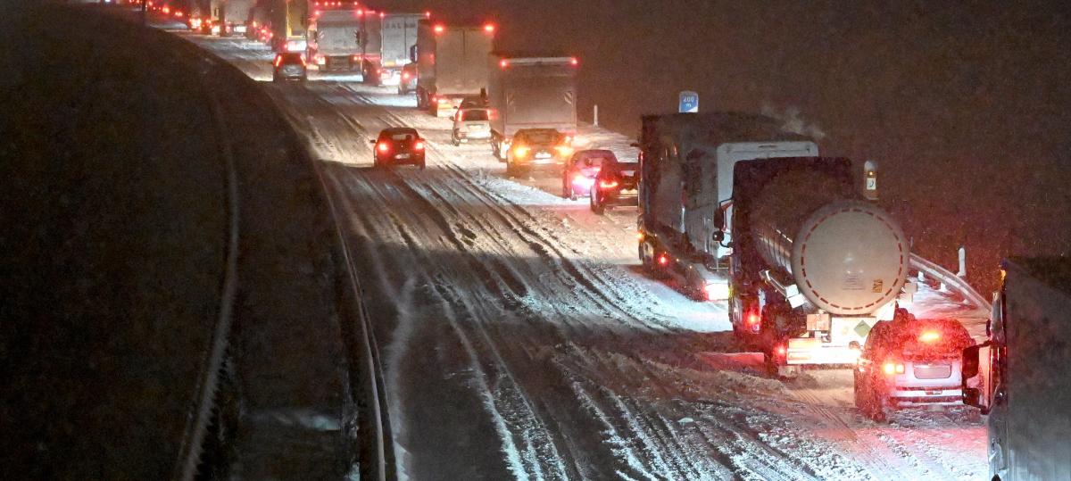 Erneuter Wintereinbruch: Schnee legt Ulm sowie die A7 und A8 lahm