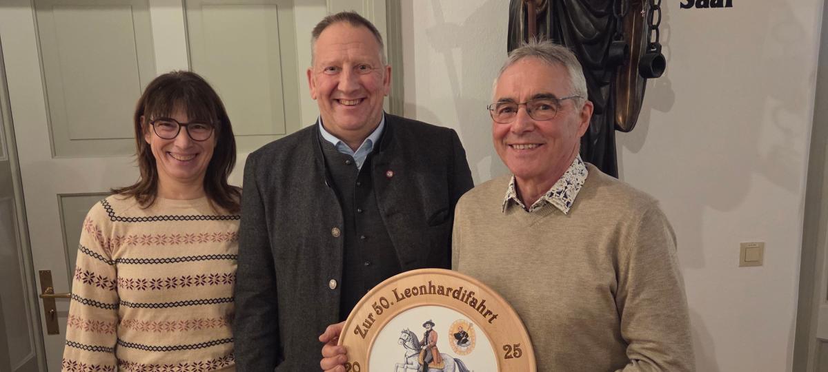 Geschenkübergabe an Bruderschaft des Heiligen Leonhard