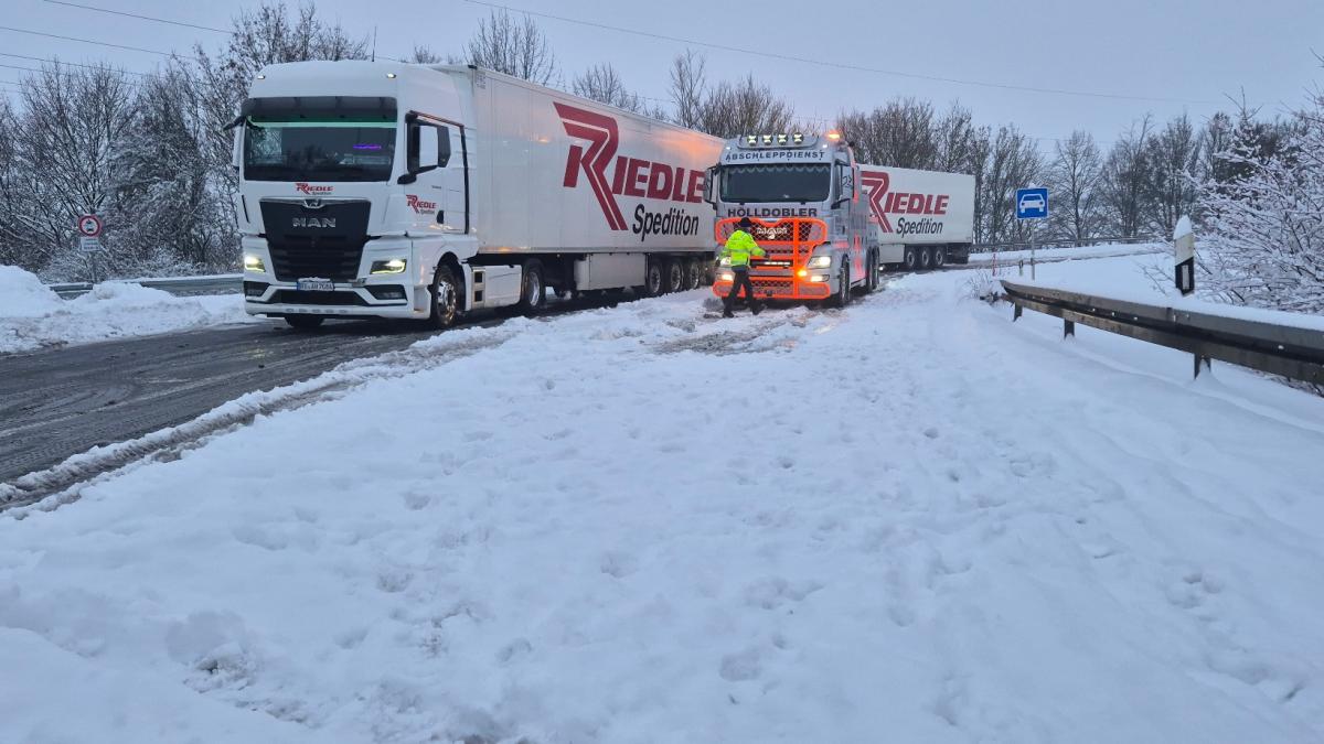 Kr-ftiger-Schneefall-macht-Stra-en-glatt-Unf-lle-und-querstehende-Lkw