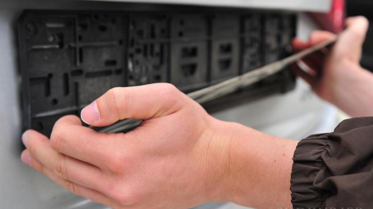 Unbekannter-stiehlt-Autokennzeichen-aus-Garage-in-N-rdlingen