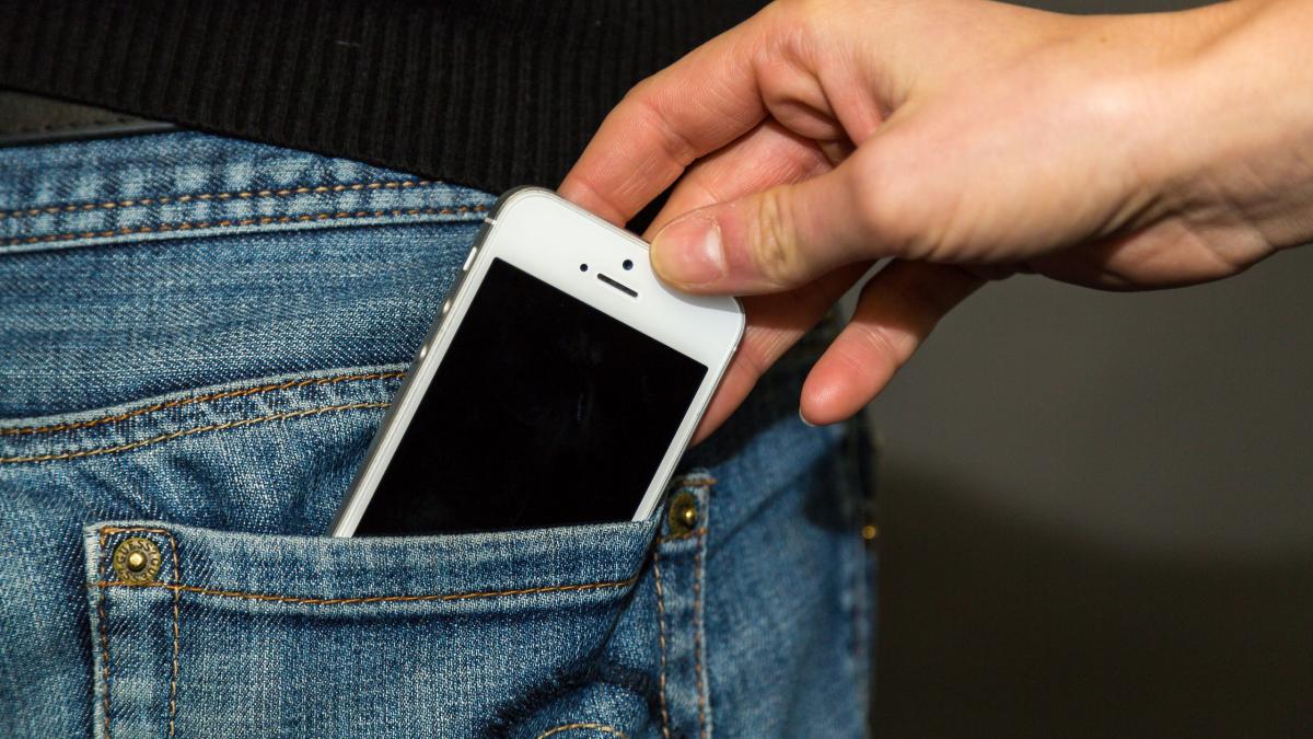 Dieb-stiehlt-Handy-in-N-rdlingen-und-l-sst-es-auf-Parkplatz-liegen