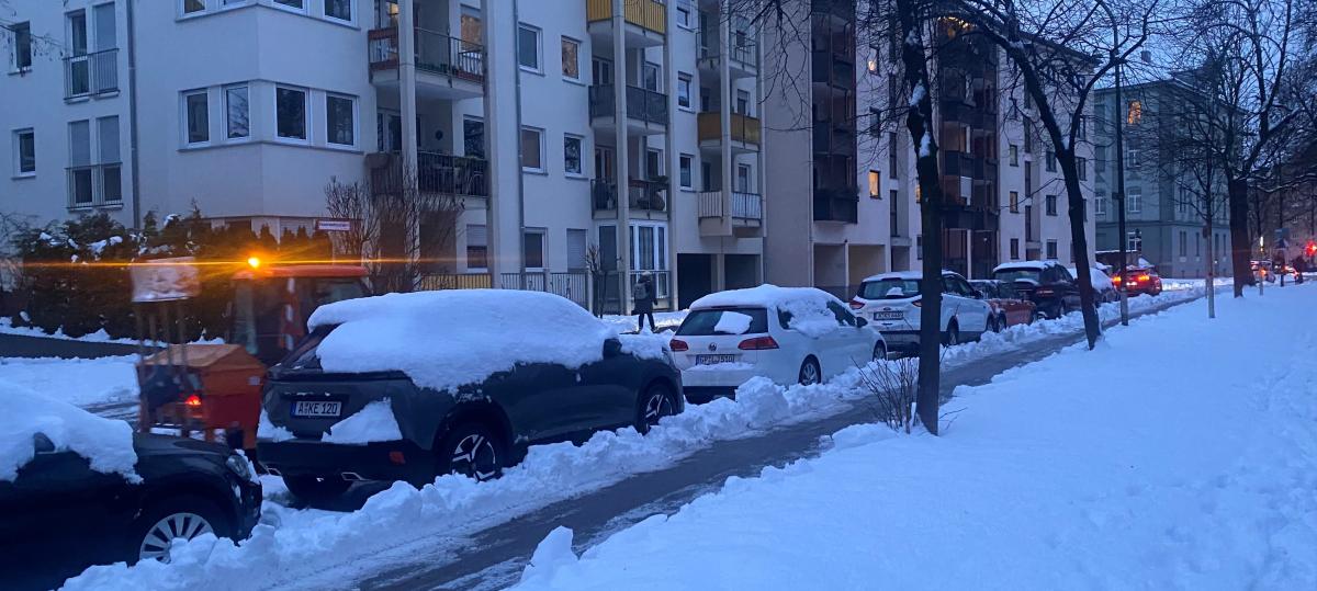 „Nicht mit so viel gerechnet“: Heftiger Schneefall überrascht  Räumdienst in Augsburg