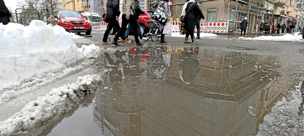 „Nicht mit so viel gerechnet“: Heftiger Schneefall überrascht  Räumdienst in Augsburg