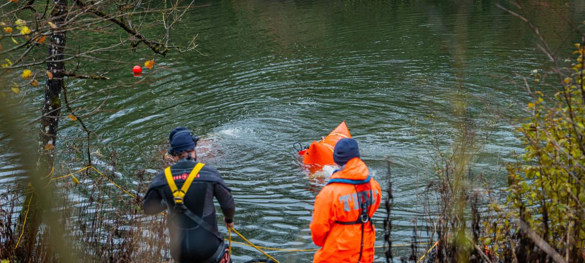 Auto im Illerkanal gezogen: Die Fotos vom THW-Einsatz bei Illertissen-Au